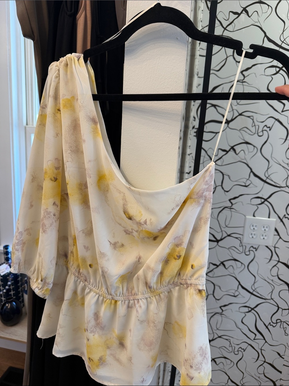 Gilli One-Shoulder Yellow & Cream Floral Peplum Top
